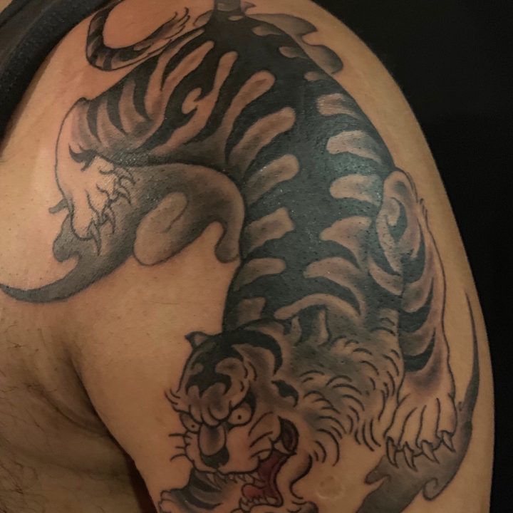 A black and gray Japanese tiger tattoo 虎のブラックアンドグレータトゥー