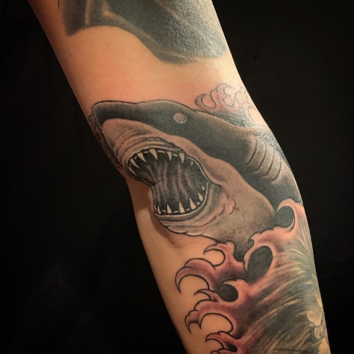 肘にサメのタトゥー（Shark Tattoo）｜刺青・タトゥーの参考デザイン