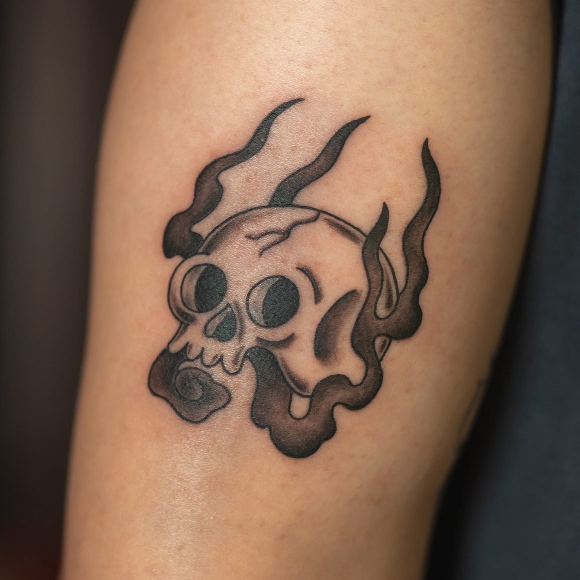 アメリカントラディショナルのスカルと炎のタトゥー - GOOD TIMES INK