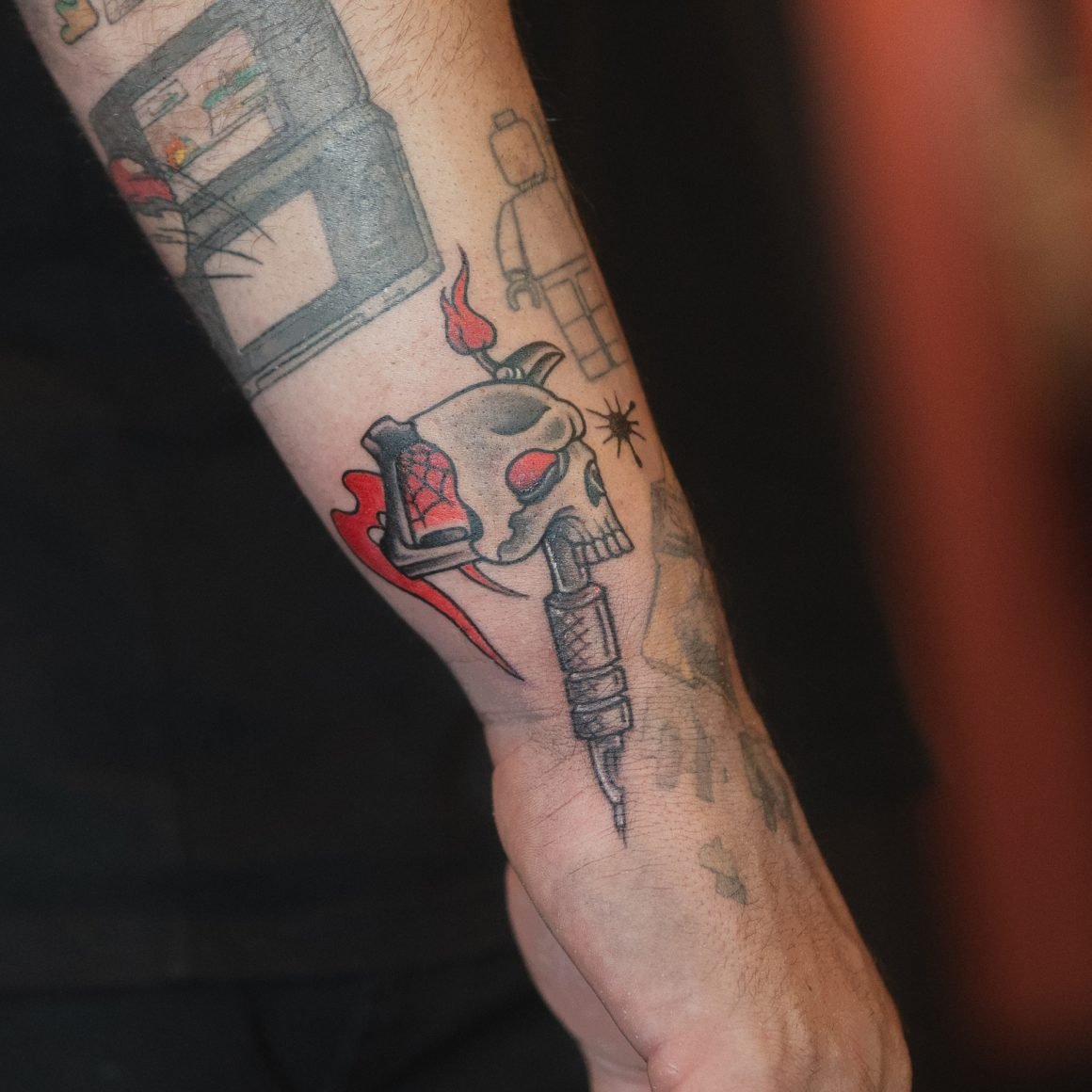 アメリカントラディショナルのスカルコイルマシーンタトゥーです