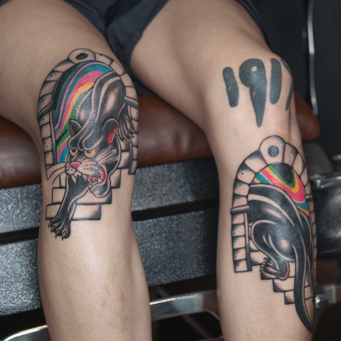両膝のブラックパンサーカラフルタトゥー - GOOD TIMES INK