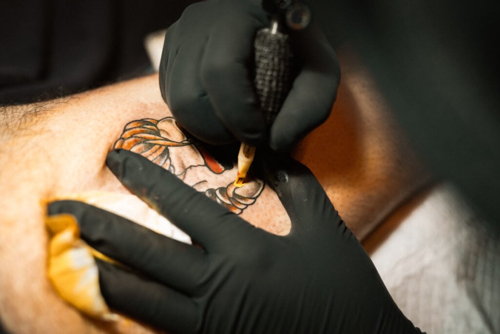 タトゥーの施術風景（カラーパッキング）