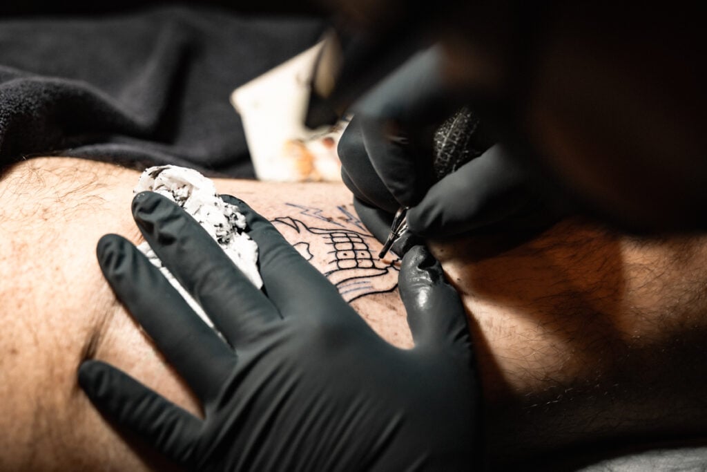 タトゥーの施術風景（ライン）