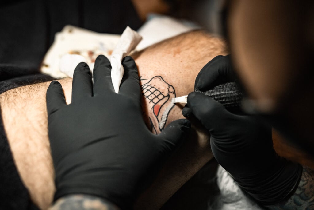 タトゥーの施術風景（シェーディング）