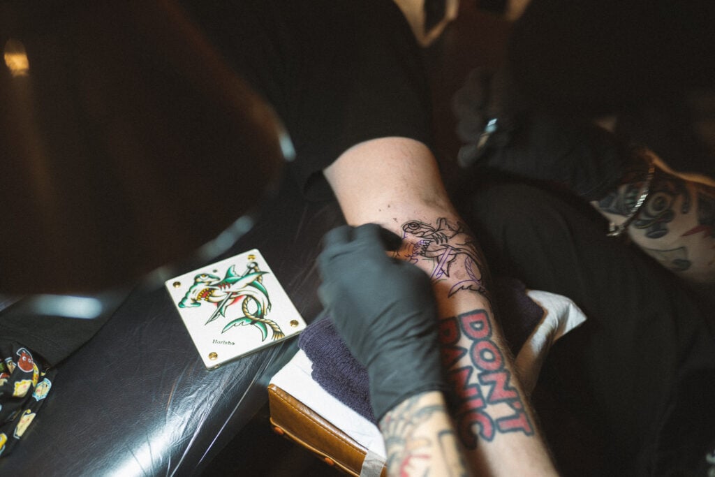 腕のタトゥーの施術風景