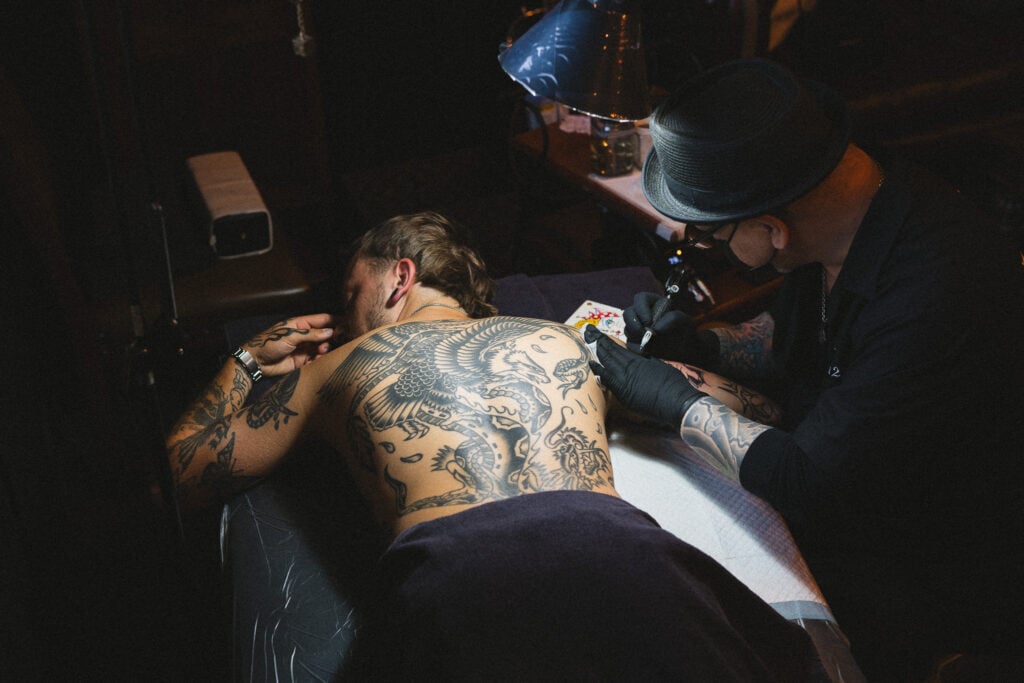 腕の後ろ側のタトゥーの施術風景