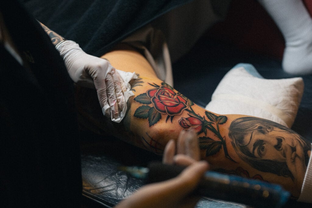 バラのタトゥーの施術風景